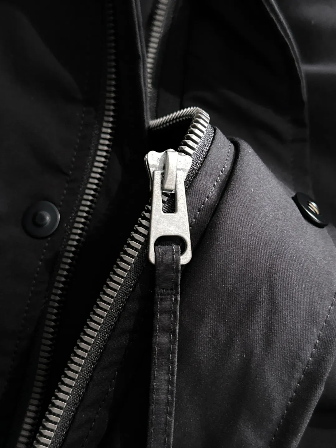 Two-day delivery time P960 Big Goose 🔥🔥 High-end customization 2025 winter official website's latest popular down jacket. Original custom-made hardware accessories for customers, all imported and original customization. Welcome to compare at the counter. Absolutely high quality. Use top-grade 90 white goose down. Super soft. Filled with fluffy and full feathers. Super heavy work. Fabric workmanship is excellent. The version is super perfect. Note⚠The fabric is super comfortable. Exclusive model. High-end quality. A must-have warm and protective artifact in winter. Size: M-3XL